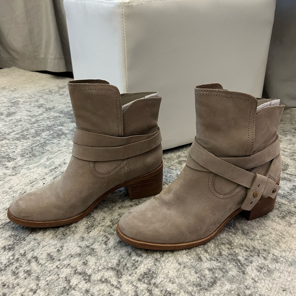 UGG Elora Boots - Picture 5 of 10